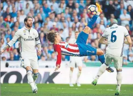  ?? FOTO: J.A. SIRVENT ?? Remate acrobático de Griezmann en un derbi de la temporada pasada