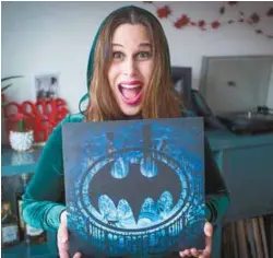  ??  ?? Melissa Maya Falkenberg et sa pochette de Batman Returns, la bande originale du film LUCAS RUPNIK