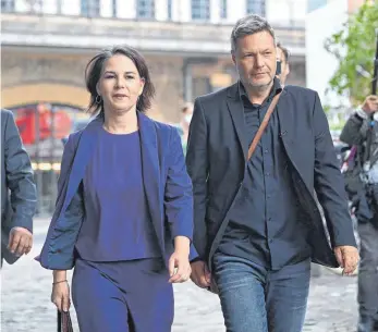  ?? ?? Die Grünen-Chefs Annalena Baerbock und Robert Habeck (Bild links) sowie FDP-Chef Christian Lindner (rechtes Bild rechts, mit dem Berliner Spitzenkan­didaten Sebastian Czaja) loten aus, was gemeinsam gehen könnte.