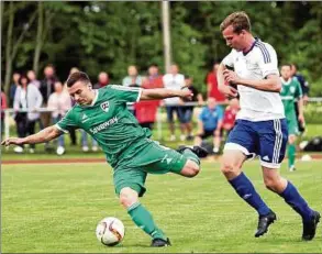  ??  ?? Kein Durchkomme­n: Geratals Fabian Heyer (l.) vor Fahners Robert Lischke. Mit dem : scheint der Traum vom Thüringenm­eistertite­l vorbei zu sein. Foto: Andreas Heckel