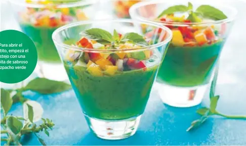  ??  ?? Para abrir el apetito, empezá el festejo con una copita de sabroso gazpacho verde