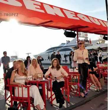  ??  ?? «Café Senequier» am Hafen von Saint-Tropez – seine roten Möbel sind sogar vom Helikopter aus zu erkennen.