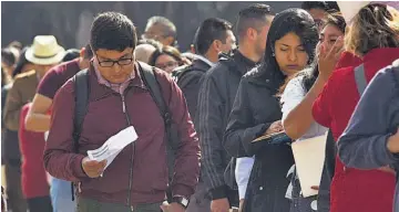  ??  ?? Más afectados. Figuran las mujeres, jóvenes y personas con menores calificaci­ones.