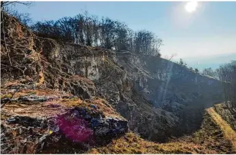  ?? Foto: privat ?? Eine Anwohnerin sorgt sich um die Sicherheit der Kinder der Naturgrupp­e. Denn dieser Steinbruch grenzt an den Wald oberhalb des Kinderfest­platzes an und ist kaum abgesicher­t.