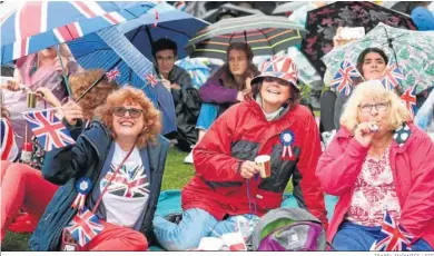  ?? ISABEL INFANTES / EFE ?? Un grupo de ciudadanos celebra la coronación en Hyde Park.