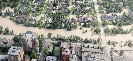  ?? TED RHODES ?? The inner-city residentia­l neighbourh­ood of Roxboro lies underwater east of 4th Street and adjacent to the Elbow River in June 2013.