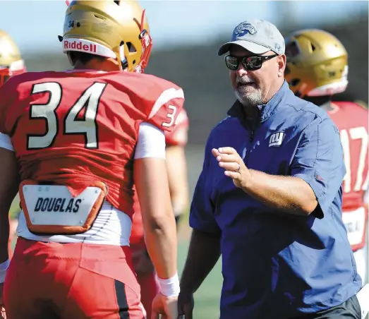  ?? PHOTO ANNIE T. ROUSSEL ?? Les joueurs du Rouge et Or, dont Alec Poirier (34), ont pu profiter des conseils et de l’expérience de l’entraîneur de la NFL Jim Herrmann.