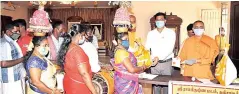  ??  ?? Artistes receiving relief materials in Thanjavur on Saturday