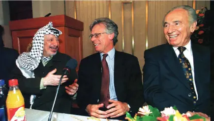  ?? (Reuters) ?? PLO CHAIRMAN Yasser Arafat, Norwegian Foreign Minister Knut Vollebaek and MK Shimon Peres hold a news conference in Oslo in 1998 to mark the fifth anniversar­y of the Oslo Accords.