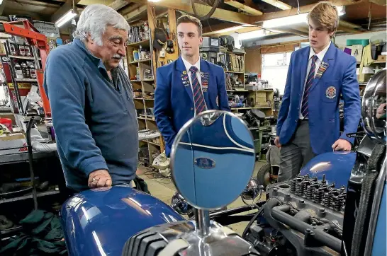  ?? ROBYN EDIE/STUFF ?? The annual Blokes ‘n Shed’s Mystery Tour fundraiser for Southland Boys High school, will be held on September 9. Tour organiser Ken Bowie talks to SBHS pupils Ryan Taylor, 17, and Harry Taylor, 16, right, over the engine in a 1931 Chev car.