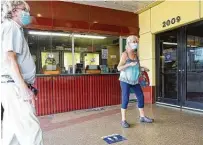  ?? Elizabeth Conley / Staff file photo ?? Chris and Daphne Mair-Miley of Spring wait to enter the River Oaks Theater last September.