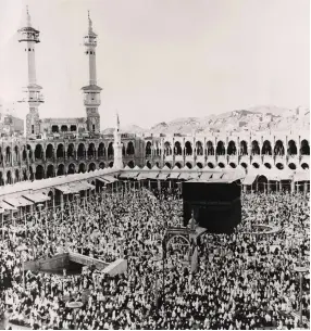  ?? Getty Images ?? The Holy Kaaba in the center of Makkah’s Grand Mosque on March 21, 1967. On the left is the entrance to the Zamzam well. Every year, millions of Muslims complete the Hajj pilgrimage to this sacred spot.