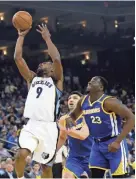  ?? MARCIO JOSE SANCHEZ / AP ?? Grizzlies guard Tony Allen shoots against Golden State’s Draymond Green (23) during the first half Sunday in Oakland, Calif.