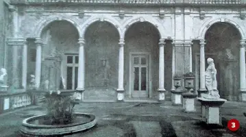  ??  ?? Il busto «virile» l’unico in buone condizioni
la statua della fortuna
in un’immagine del 1942 la stessa statua della fortuna che si trovava al centro della loggia di Cosimo Fanzago
Foto storiche