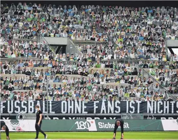  ?? FOTO: FEDERICO GAMBARINI/DPA ?? Pappkamera­den sind eben keine Menschen: die Gladbacher Tribüne Mitte Juni.