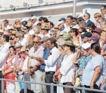  ??  ?? Unzählige Besucher des Historisch­en Umzugs säumten die Straßen.