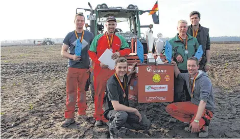  ??  ?? Die Gewinner im Drehpflug rechts: 1. Matthias Stengelin (vorne), 2. Stefan Oechsle (Mitte) und 3. Andi Meyer. Die Gewinner im Beetpflug: 1. Luca Deisting (vorne), 2. Carsten Berl (Mitte) und 3. Florian Sander.