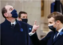  ??  ?? Au doigt et à l’oeil… Le Premier ministre, Jean Castex, accompagne le président lors de l’entrée au Panthéon de l’écrivain Maurice Genevoix, le 11 novembre 2020.