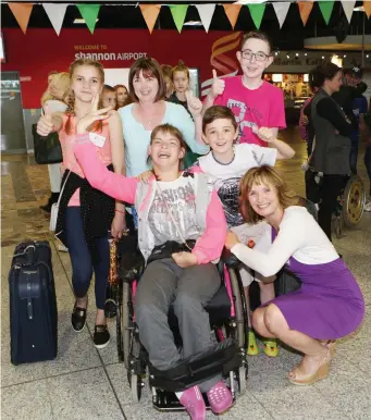  ?? Photograph Liam Burke/Press 22 ?? The 30th anniversar­y Chernobyl group arrived in Shannon on Friday. Adi Roche(front right) is pictured with the Lee Valley Macroom group.