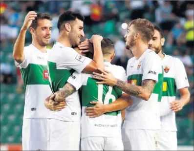  ??  ?? OTRA GOLEADA. El Elche ha arrancado con fuerza la temporada, ayer, tercera goleada consecutiv­a.