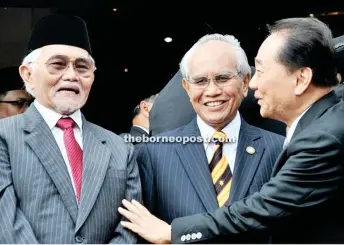  ?? ?? Wong (right) shares a light moment with Taib and then deputy chief minister Datuk Patinggi Tan Sri Alfred Jabu in February 2014.