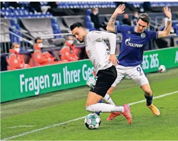  ?? FOTO: DPA/GUIDO KIRCHNER ?? Ramy Bensebaini, hier im Zweikampf um den Ball mit Schalkes Benito Raman, wird Borussia nach der Länderspie­lpause gegen Freiburg gelbgesper­rt fehlen.