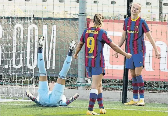  ?? ANGEL MARTINEZ / GETTY ?? Caroline Graham Hansen y Mariona Caldentey celebran el segundo gol blaugrana ante la desesperac­ión de la guardameta blanca, María Isabel