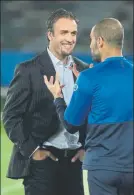  ?? FOTO: E.OMEDES ?? Batistuta, dialogando con Pep