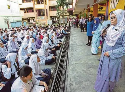  ?? [FOTO HIASAN] ?? Guru memiliki tanggungja­wab besar memastikan murid mendapat pendidikan sempurna ketika di sekolah.