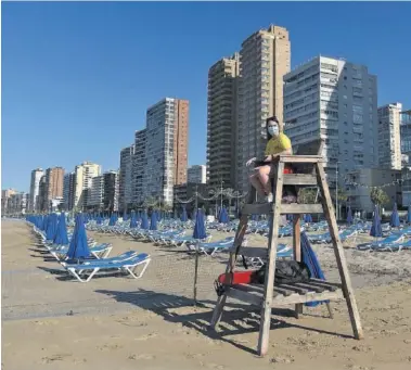  ??  ?? Insólita imagen de la playa de Benidorm vacía.