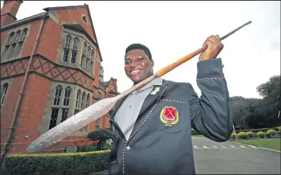  ??  ?? UNTUTHUKO Mchunu (18) oyi-head boy eMaritzbur­g College ephethe umkhonto onomlando owawusetsh­enziswa ngamabutho eSandlwana empini yamaNgisi noZulu ngowe-1879. Lo mkhonto unikelelwe lesi sikole ngumndeni womunye wabafundi baso bakudala. Udaba ekhasini 2.