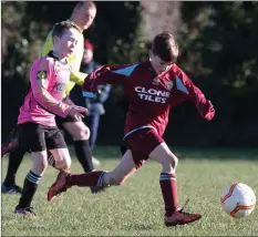  ??  ?? Ben O’Connor of Ferns United races away from Seán Hennessy.