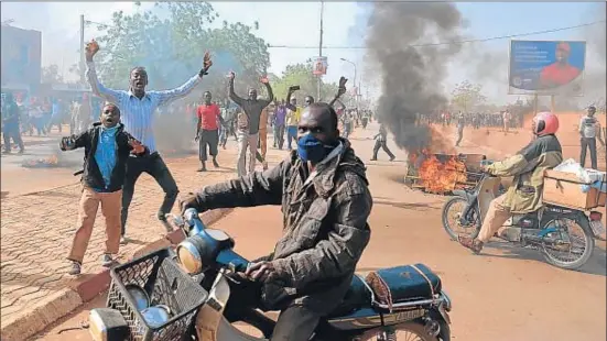  ?? BOUREIMA HAMA / AFP ?? Segundo día de manifestac­iones en la capital nigerina, Niamey, con un saldo de cinco muertos