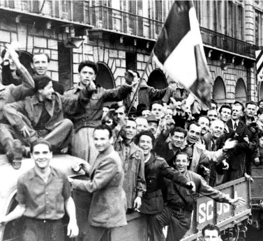  ?? ?? Partigiani discesi dalle montagne e cittadini comuni festeggian­o la Liberazion­e a Torino nell’aprile del 1945 (Lapresse)