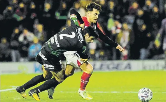  ?? FOTO: JUAN ECHEVERRÍA ?? Ander Gago El lateral del River trata de frenar a Ibai Gómez durante el partido de Copa que enfrentó a verdinegro­s y leones en Las Llanas