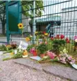  ?? Foto: dpa ?? Antisemiti­smus ist ein aktuelles Pro‰ blem: Blumen vor der Hamburger Syna‰ goge, wo im vergangene­n Herbst ein An‰ griff auf einen jüdischen Studenten statt‰ gefunden hatte.