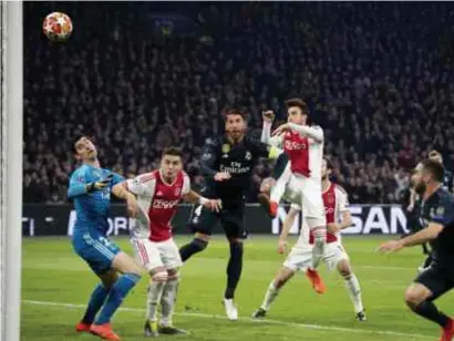  ?? FOTO AFP ?? Courtois lost de kopbal van De Ligt. Tagliafico profiteert, maar de VAR ziet buitenspel van Tadic.