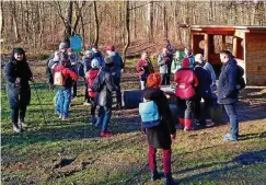  ?? FOTO: ASTRID HENTRICH ?? Zur Winterwand­erung begrüßten der Stadtsport­bund und drei Weimarer Vereine interessie­rte ältere Menschen in Belvedere.