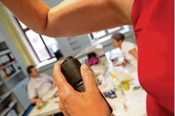  ??  ?? Deodorants sollen üble Gerüche unterbinde­n. Einige dieser Produkte enthalten aber Aluminium. Foto: Arno Burgi, dpa