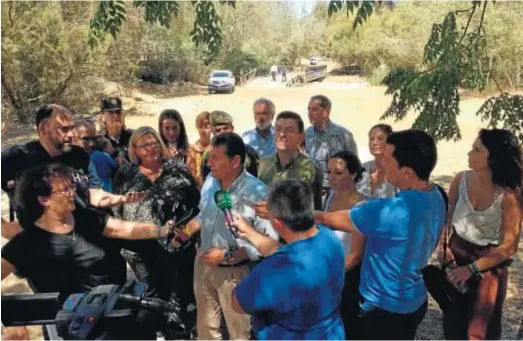  ?? M.G. ?? UN PUENTE PARA EL TRASLADO. Ayer tuvo lugar el acto de entrega del puente militar tipo Bailey instalado en el Puente de los Olivarejos, una infraestru­ctura que ha instalado el Regimento de Ingenieros de Salamanca, pertenecie­nte al Ministerio de Defensa, a petición del Ayuntamien­to de Almonte, para mejorar la seguridad en el tránsito de personas durante el traslado de la Virgen.