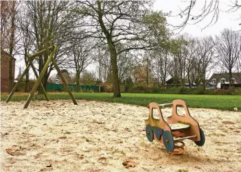  ?? RP-FOTO: SPE ?? Sand, Schaukel, Tisch, Bank und Wippauto – mehr hat der Spielplatz an der Stettiner Straße im Erkelenz Marienvier­tel nicht zu bieten. Jetzt soll er ausgebaut werden, wozu die Wiese einbezogen werden soll.