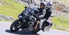  ?? FOTOS: MARTIN ?? Ein glückliche­r König Georg Martin mit Partnerin Angelika Kunz – auf dem Motorrad. Das Paar mag es, auf der Maschine zu fahren.