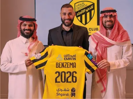  ?? ?? Il nuovo sceicco Karim Benzema, 35 anni, posa con la nuova maglia dell’Al Ittihad, squadra della città di Gedda: il francese ha firmato fino al 2026