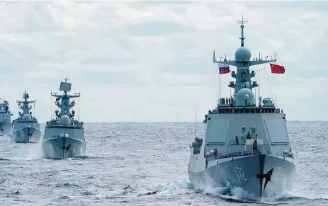  ?? Foto: Profimedia ?? Spojenci, či rivalové? Společné námořní cvičení čínského a ruského loďstva se konalo loni v říjnu.