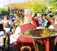  ?? Fotos (3): mdam ?? Blasmusik nonstop: Am Samstagabe­nd sorgen die Trachtenka­pelle Illerzell und der Musikverei­n Babenhause­n im Wechsel für beste Stimmung.