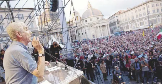  ?? Ansa ?? Piazza del Popolo Stefano Rodotà durante una manifestaz­ione in difesa della Costituzio­ne a Roma nel 2013