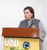  ??  ?? Lic. Mónica Arriaga fue la maestra de ceremonias en la firma del convenio.