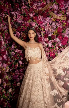  ?? ?? Clockwise: Malhotra’s Khaab collection has a range of handcrafte­d lehengas with intricate detailing; Varanasi tops Malhotra’s list of favourite Indian destinatio­ns; actor Shanaya Kapoor in an outfit from Malhotra’s Diffuse collection.