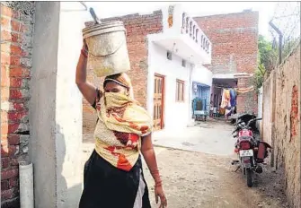  ??  ?? Asha Valmiki, from Valmiki Nagar in Iradat Ganj, Old Lucknow, cleans human excreta by hand. Activists say Uttar Pradesh has more than 100,000 manual scavengers as the implementa­tion of the law has been lax. DEEPAK GUPTA/HT FILE