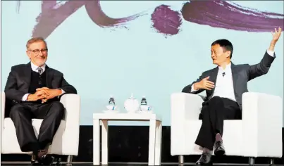  ??  ?? 阿里巴巴集團主席馬雲(右)與導演史蒂芬史匹柏(左)，9日在北京出席發表會，宣布阿里巴巴入股史匹­柏創立的Amblin Partners公司。 (路透)